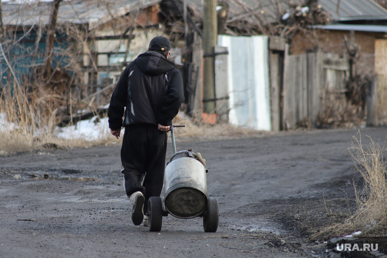 Виды города. Курган, деревянный дом, вода, фляга, грунтовая дорога, частный сектор, фляга с водой