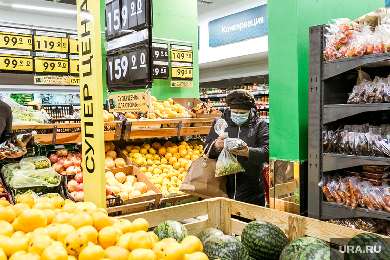 Масочный режим во вторую волну коронавируса. Тюмень, продукты, касса, фрукты, магазин, женщина в маске