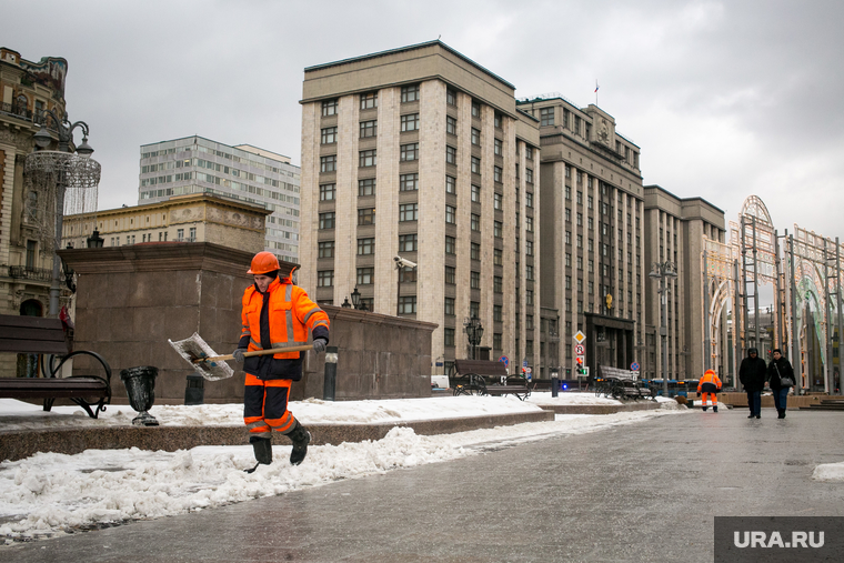 Виды на здание Государственной думы. Москва, госдума, государственная дума, манежная площадь, рабочие, муниципальные рабочие, охотный ряд, уборка снега, муниципальные служащие