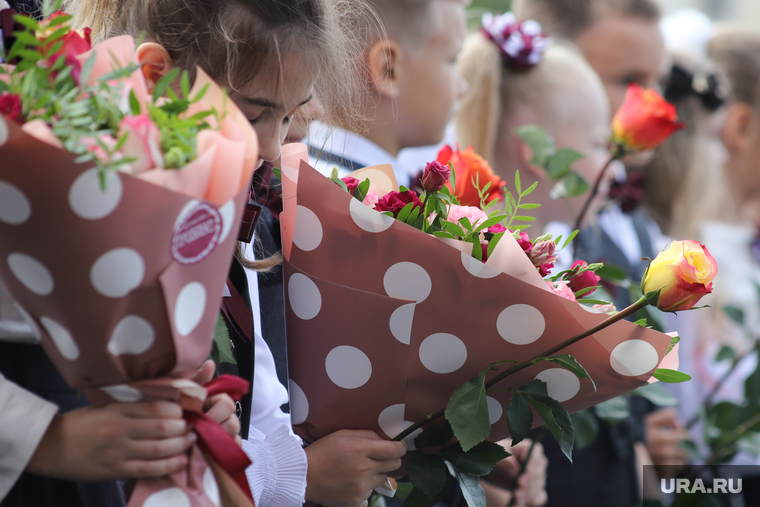 Торжественная линейка в гимназии № 27. Курган, школьная линейка, ученики, школа, школьники, 1 класс, первоклассники, цветы, 1 сентября