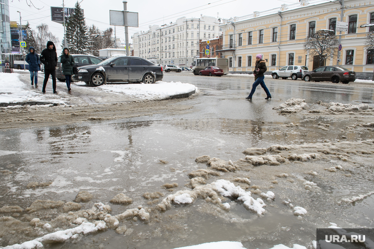 Уборка города после снегопада. Екатеринбург, снежная каша, лужа, мокрый снег, снег на дороге, грязный снег