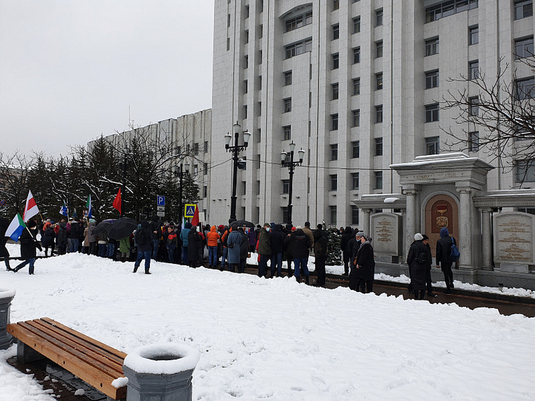 Протестующих хабаровчан отпугнула погода