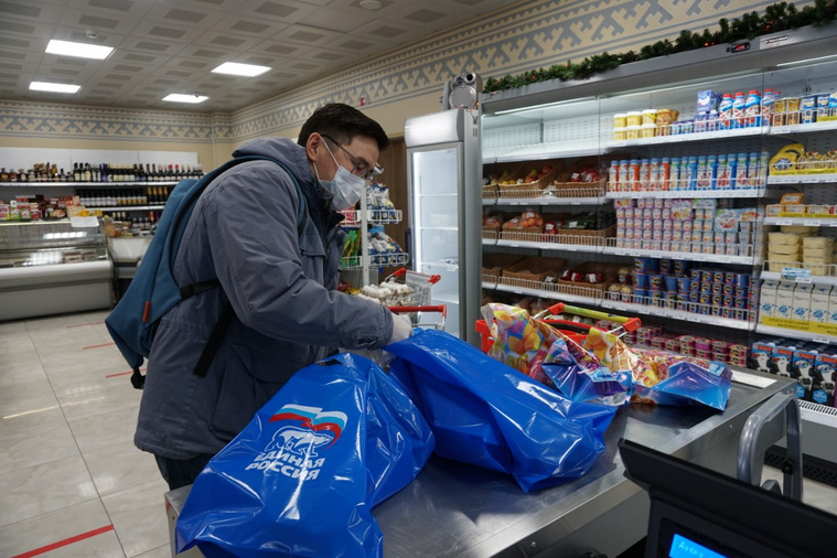 Волонтеры за время пандемии раздали сотни тысяч продуктовых наборов
