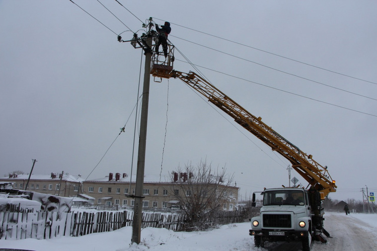 Без света уже 85 населенных пунктов Курганской области. Энергетики будут работать всю ночь, чтобы устранить последствия снежного урагана