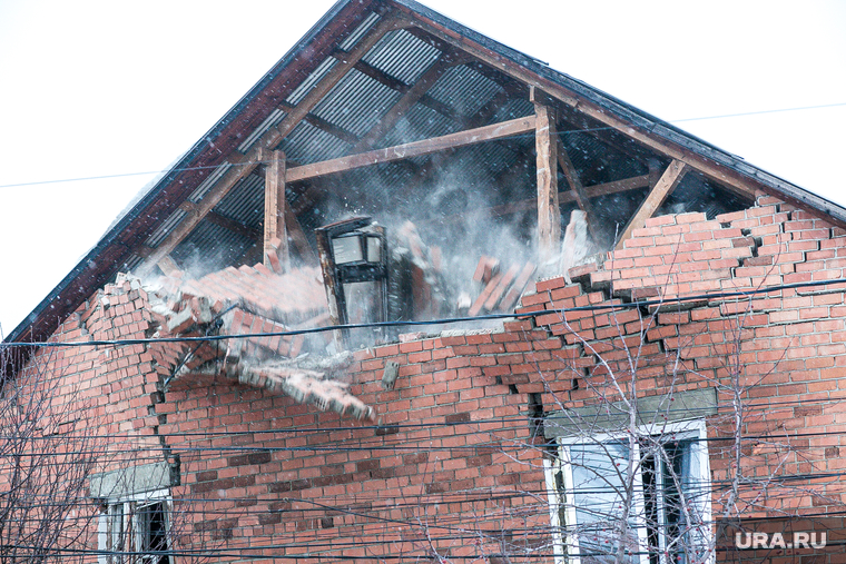 Стена дома рухнула после проливки пожара