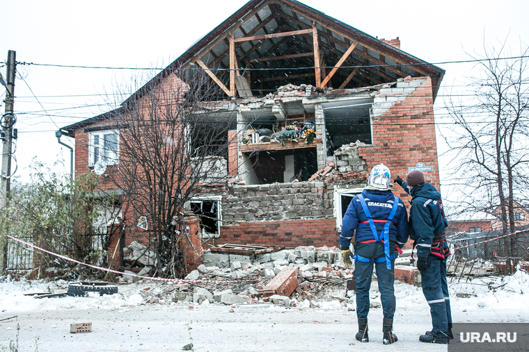 Взрыв в Метелево. Тюмень, спасатели, разрушенный дом, люди в форме, разрушение жилого дома