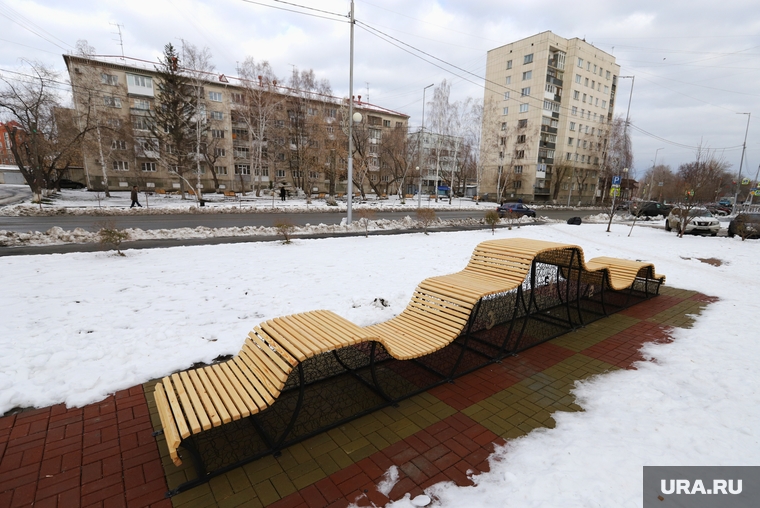 Скамейка в сквере по улице Карла Маркса.  Курган , сквер, скамейка, улица карла маркса