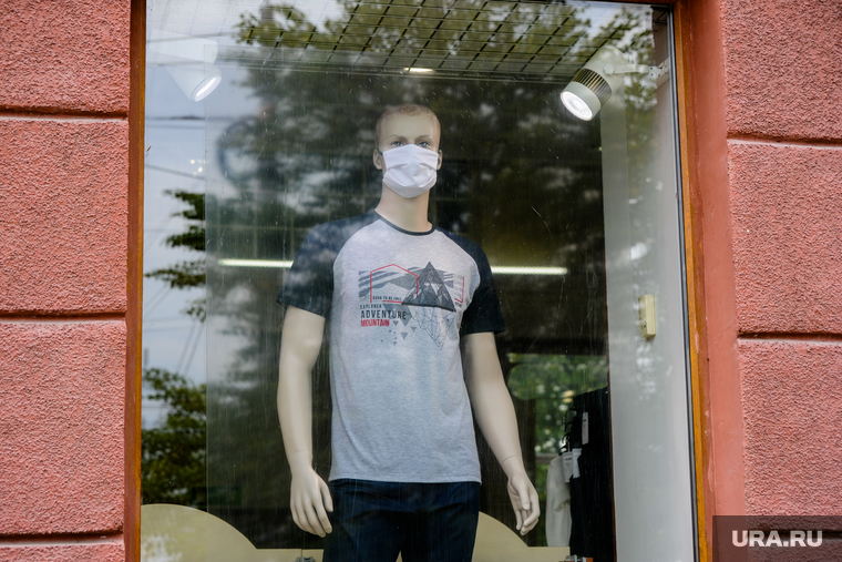 Маски защитные на манекенах магазина Пеплос. Челябинск, витрина, манекен, маска защитная, пеплос