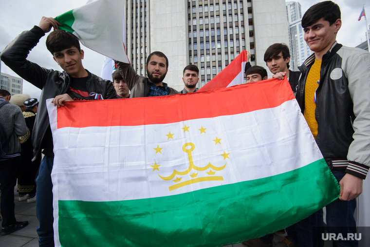 День России в Екатеринбурге, таджики, таджикская диаспора, флаг таджикистана
