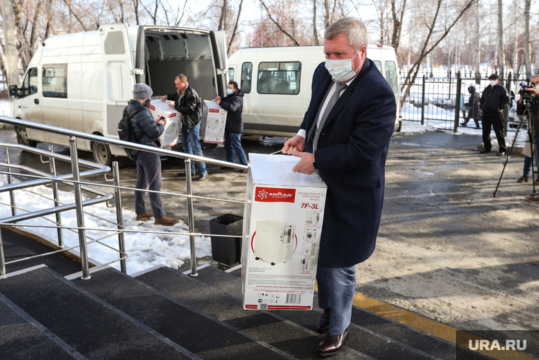 Сенатор Сергей Муратов вручает медикам второй горбольницы кислородные концентраты. Курган, колосовников федор