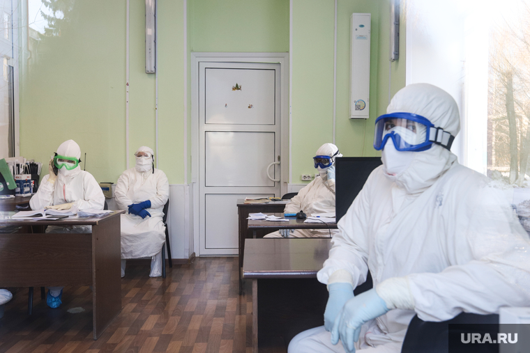 Сенатор Сергей Муратов вручает медикам второй горбольницы кислородные концентраты. Курган, защитный костюм, приемный покой, врач, медики
