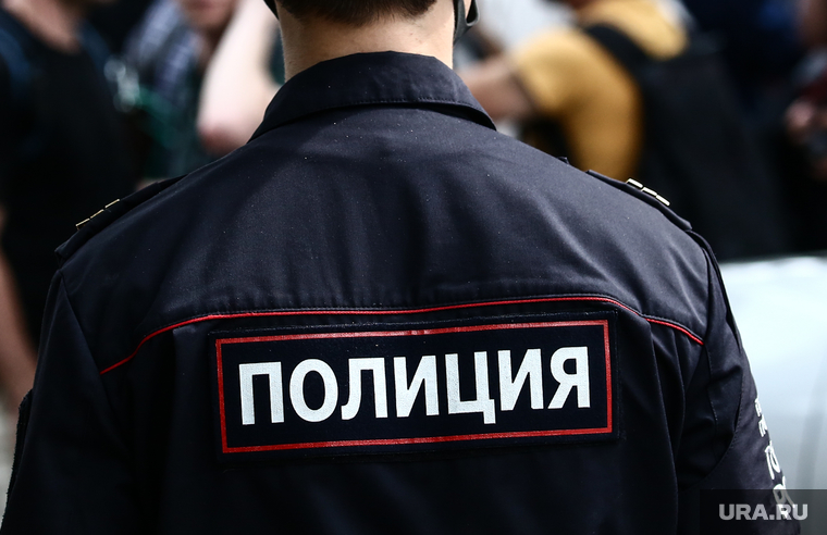 Акция профсоюза журналистов в поддержку Ивана Сафронова около СИЗО «Лефортово». Москва, полиция, полицейский