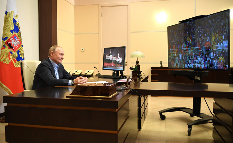 Владимир Путин пообщался с финалистами конкурса по видеосвязи
