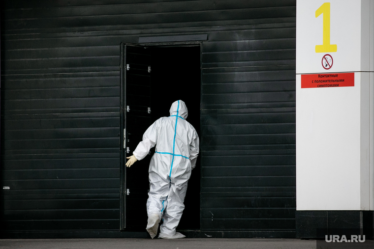 Доставка пациентов скорой помощью в ГКБ №40 «Коммунарка» во время пандемии SARS-CoV-2. Москва, защитный костюм, врач, фельдшер, медики, противочумной костюм, карантинный центр