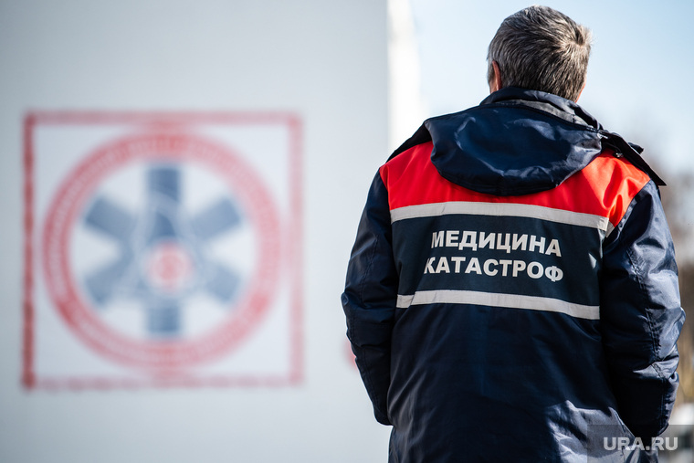 Вертолёт с девушкой из Магнитогорска, пострадавшей при падении в Оленьих ручьях. Екатеринбург, медицина катастроф, центр медицины катастроф, территориальный центр медицины катастроф, территориальный центр медицины катастроф со