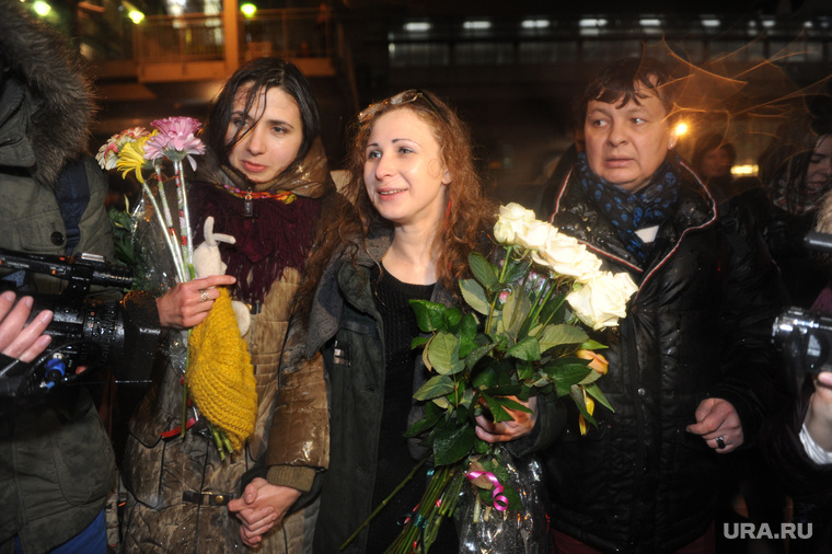 Прибытие освобожденной участницы Pussy Riot Марии Алехиной в Москву, алехина мария, pussy riot, пусси райот, цветы