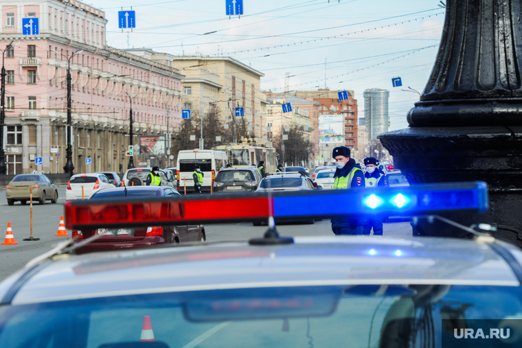 Операция «Тоннель» челябинского ГИБДД. Проводится путем сужения проезжей части и проверки водителей в целях профилактики нарушений и режима самоизоляции. Челябинск, досмотр, гаи, эпидемия, рампа, проблесковый маячок, гибдд, тоннель, операция тоннель, облава