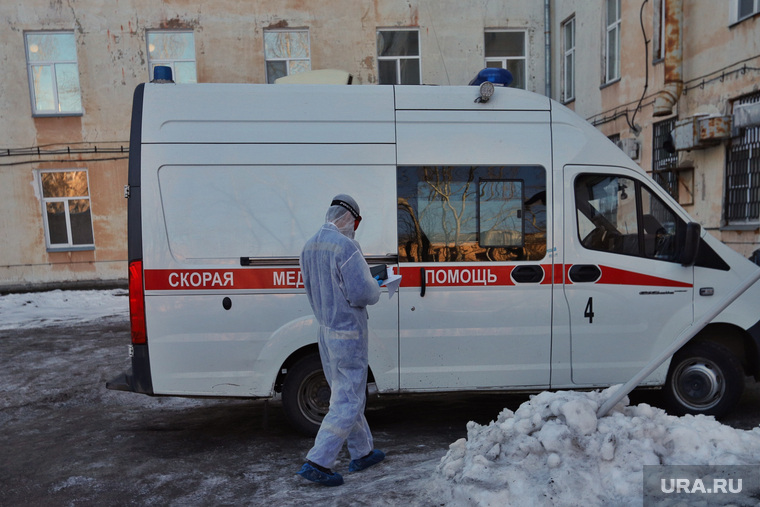Приёмный покой в красной зоне городской больницы. Курган, защитный костюм, медики, фельдшер, зона карантина, красная зона, городская больница 2, скорая помощь