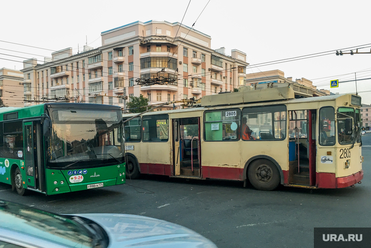 Авария, троллейбус проткнул штангой лобовое стекло автобусу. Челябинск, троллейбус, дтп, автобус, авария