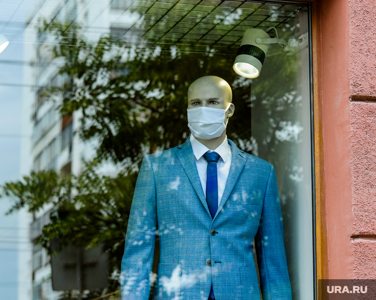 Маски защитные на манекенах магазина Пеплос. Челябинск, витрина, манекен, маска защитная, пеплос
