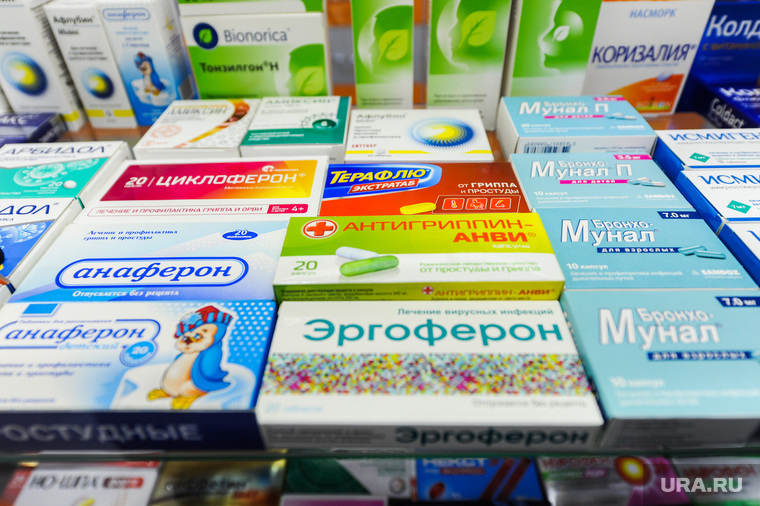 Продажа противовирусных препаратов и медицинских масок в аптеке. Челябинск, аптека, лекарства, фармацевт, противовирусные средства, анаферон, эргоферон