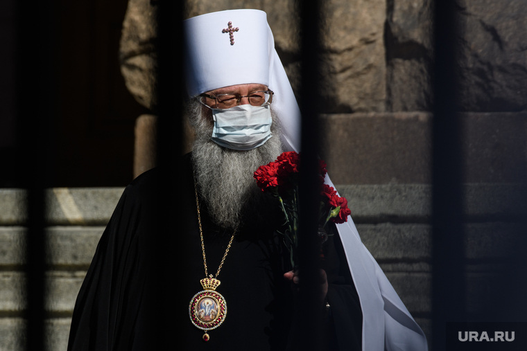 Торжественное возложение цветов к памятнику Жукову возле Штаба ЦВО. Екатеринбург, митрополит кирилл
