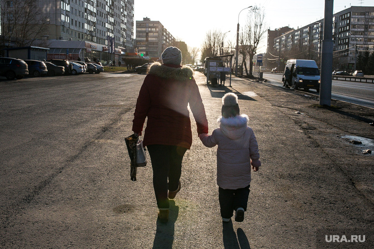 Люди в масках. Тюмень, мама с ребенком