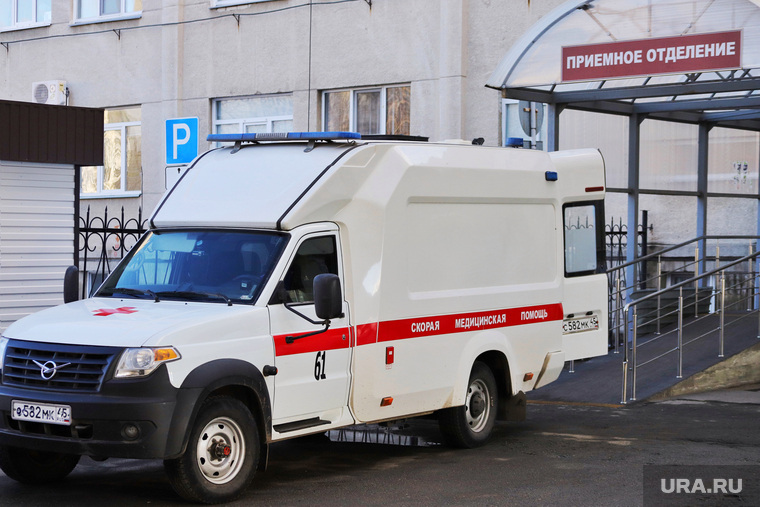 Город во время пандемии коронавирусной инфекции. Курган , приемное отделение, приемный покой, областная больница, скорая помощь