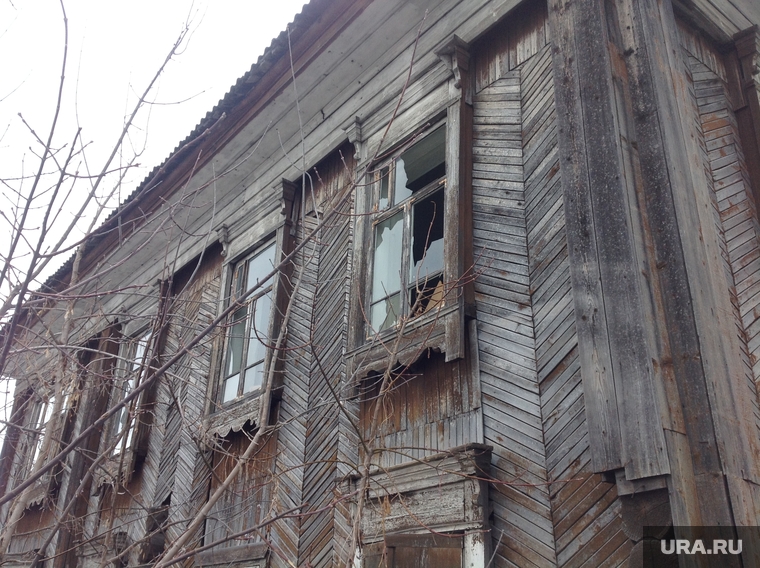 Тобольск памятники духовная столица, старый дом, деревянный дом, аварийное здание, выбитые стекла