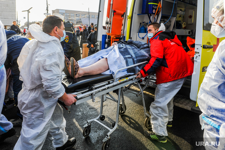 Последствия взрыва кислородной станции в госпитале на базе ГКБ№2. Челябинск, пострадавший, эвакуация больных, врач, медики, доктор, коронавирус, covid, ковид, противочумной костюм, защитные костюмы