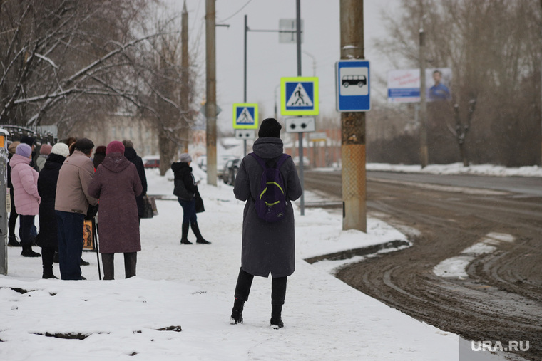 Отсутствие павильонов на автобусных остановках.  Курган , снег, зима, автобусная остановка, пассажиры, улица карбышева, ожидание автобуса