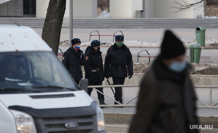 Город во время нерабочих дней, объявленных в связи с карантином по коронавирусу, пятый день. Пермь
, полицейские, маска, патруль полиции