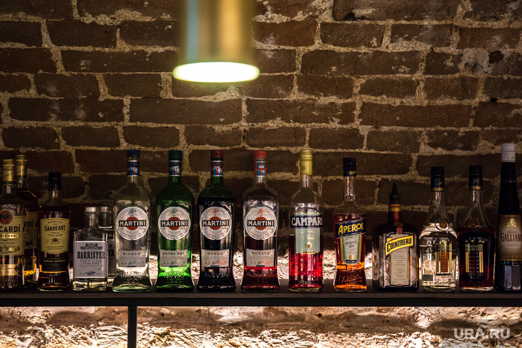 Бар "Однерка". Екатеринбург, бутылки, алкоголь, мартини, martini