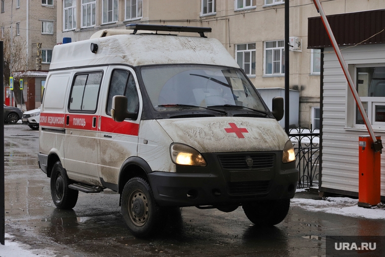 Машины скорой помощи в красной зоне городской больницы №2. Курган , машина скорой помощи, скорая помошь