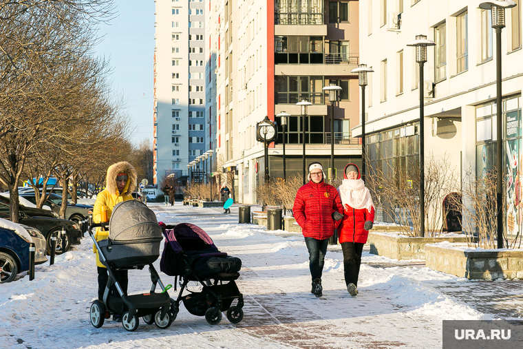Спальные районы и жители города. Тюмень., снег, коляска, семья, пешеходы, зима, пара, прохожие, женщина, строительство, стройка, родитель