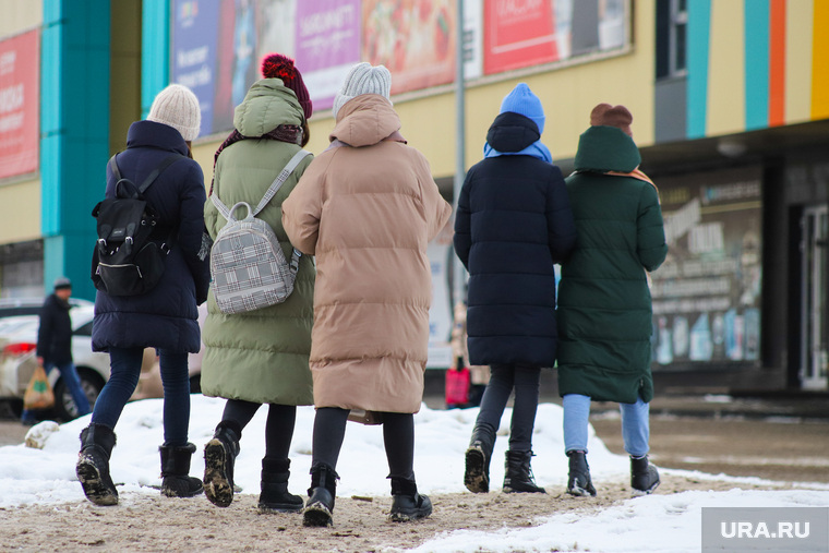 Ремонтные работы на ул. Мальцева. Курган, подростки, девочки