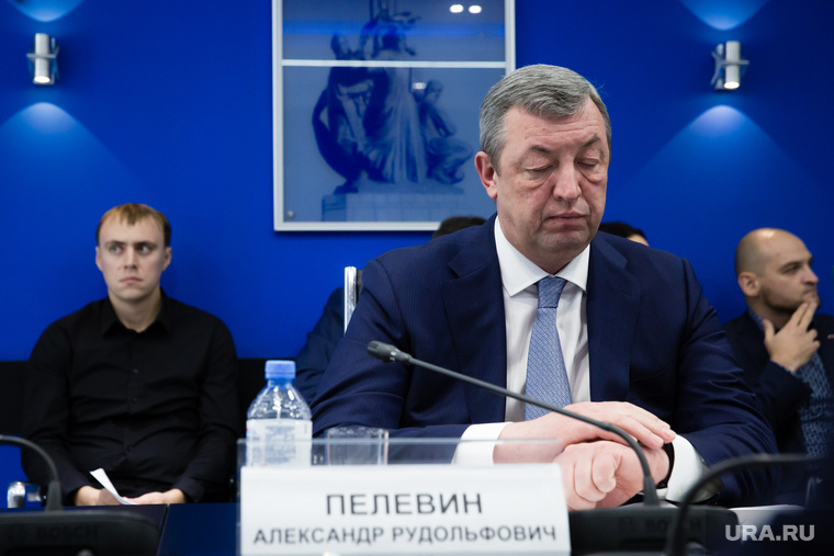 Собрание координационного совета по спорту в связи со скандалом спортивной общественности города и управлением физической культуры и спорта
Сургут, пелевин александр