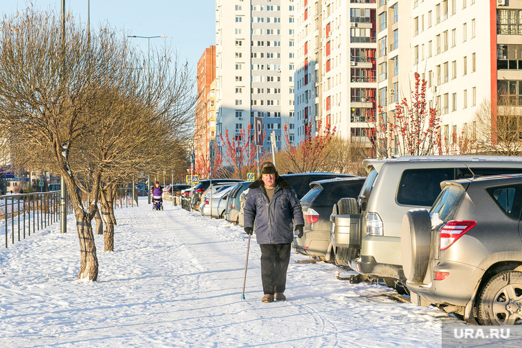 Спальные районы и жители города. Тюмень., снег, пенсионер, прогулка, зима, дедушка, мужчина, жк европейский, жилой комплекс европейский