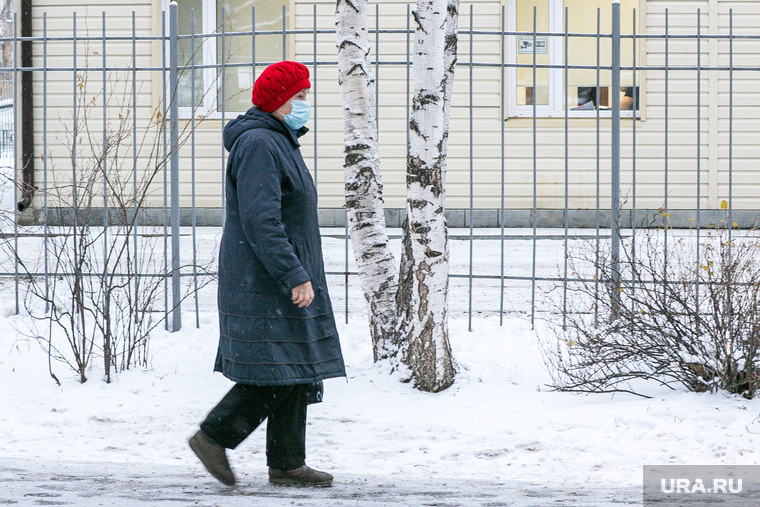 Спальные районы и жители города. Тюмень., снег, пенсионерка, пешеходы, зима, прохожие, люди в масках, бабушка, снег в городе, пенсионеры, пенсионерка в маске