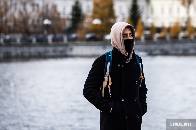 Виды Екатеринбурга, молодой человек, медицинская маска, защитная маска, маска на лицо