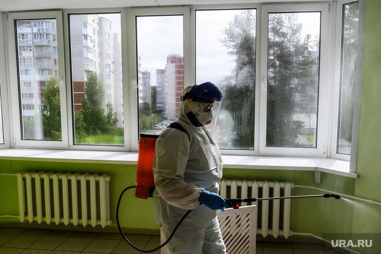 Дезинфекция красной зоны Госпиталя ветеранов войн. Екатеринбург, защитный костюм, дезинфекция, генеральная уборка, уборка помещения, противовирусные средства, санитарная обработка