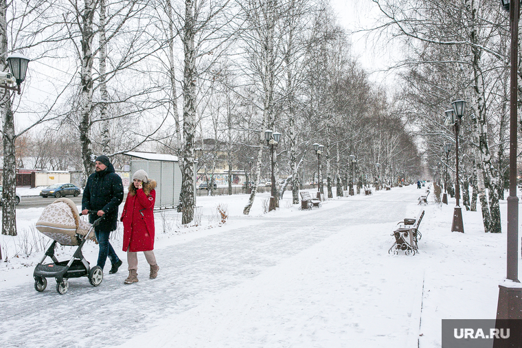 Спальные районы и жители города. Тюмень., снег, аллея, прогулка, зима, снег в городе, детская коляска, родители с коляской, бульвар чукмалдина