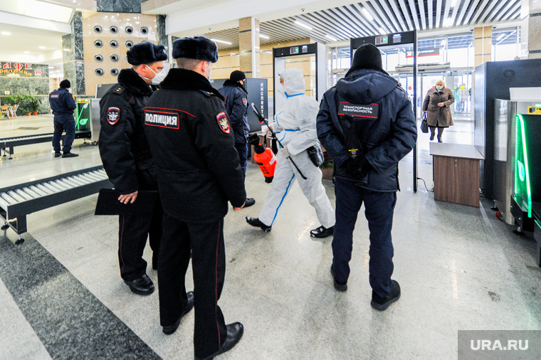 Дезинфекция и проверка масочного режима на железнодорожном вокзале. Челябинск, досмотр, дезинфекция, полиция, санитарная обработка, жд вокзал челябинск