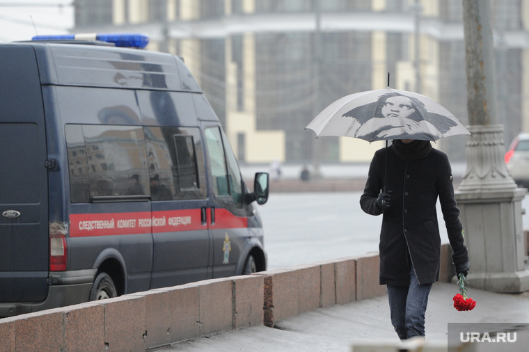Люди несут цветы к месту убийства Бориса Немцова. Москва, следственный комитет, ангел, зонт