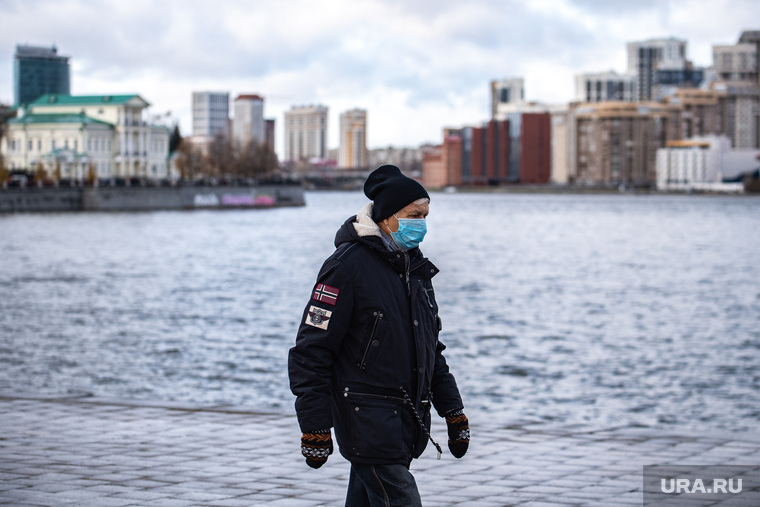 Виды Екатеринбурга, холодно, защитная маска, пожилой мужчина, город екатеринбург, улица, маска на лицо, медицинская  маска