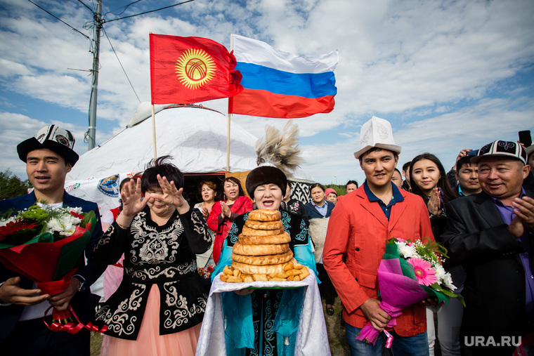 День России. Сургут, традиции, национальная одежда, флаг россии, угощение, киргизы, флаг киргизии