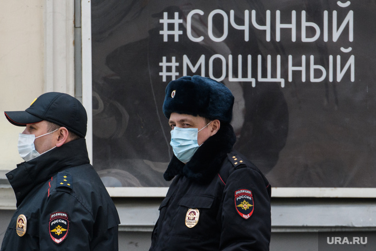 Пятнадцатый день вынужденных выходных из-за ситуации с CoVID-19. Екатеринбург, полиция, полицейский в маске