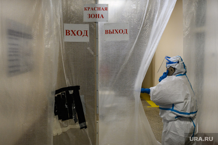 Дезинфекция красной зоны Госпиталя ветеранов войн. Екатеринбург, больничный коридор, защитный костюм, больница, противовирусные средства, коронавирус, coronavirus, covid, красная зона