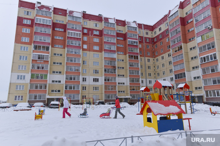 Уборка снега во дворах. Челябинск., чурилово