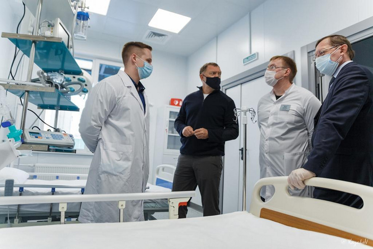После разрезания символической лентончки Олегу Дерипаске устроили экскурсию по лечебному учреждению
